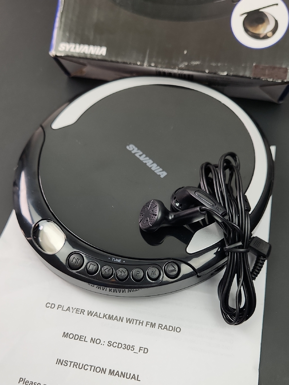 SYLVANIA CD PLAYER WALKMAN WITH FM RADIO